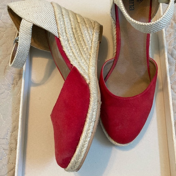 Susina Red and Cream Espadrilles for Chic Comfort - Picture 3 of 4